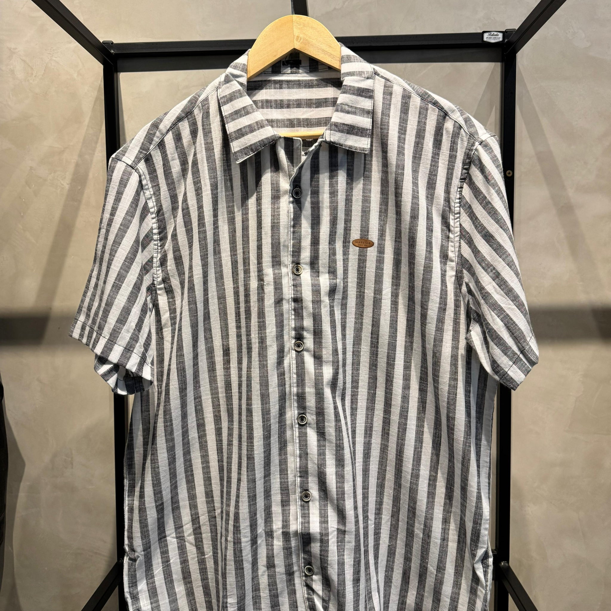 CAMISA MANGA CURTA PRETA|BRANCO MARESIA