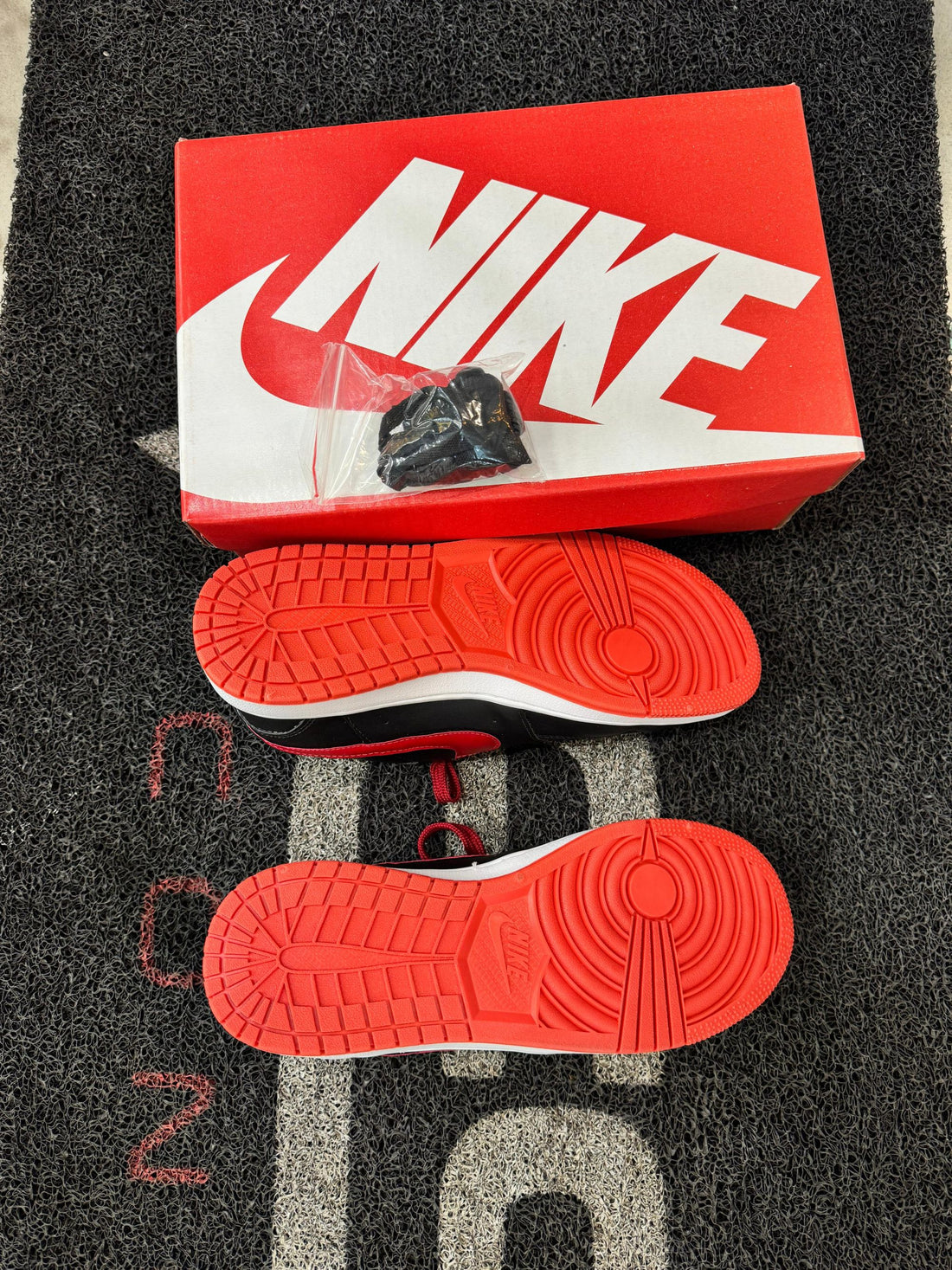 Tenis Air Jordan 1 Low preto com vermelho