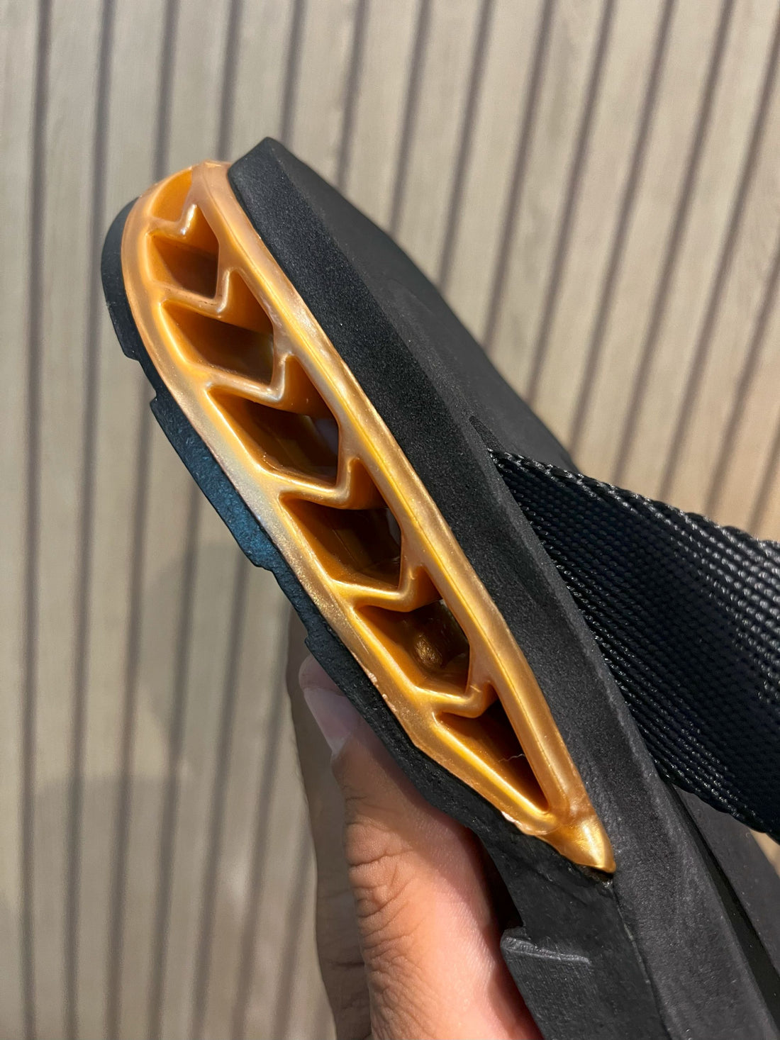 Sandália kenner rakka - u1 preto com dourado