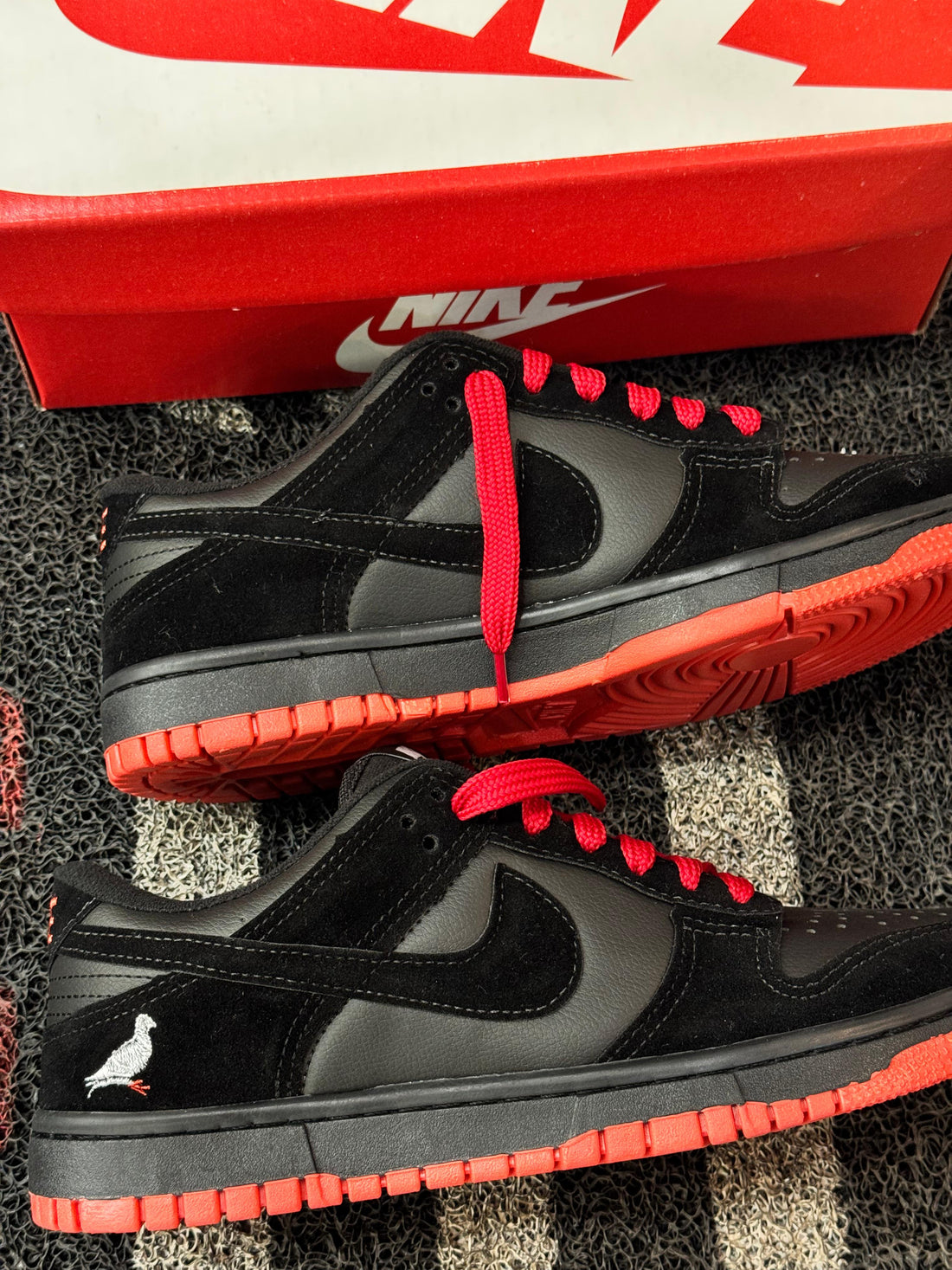 Tenis Air force preto com vermelho